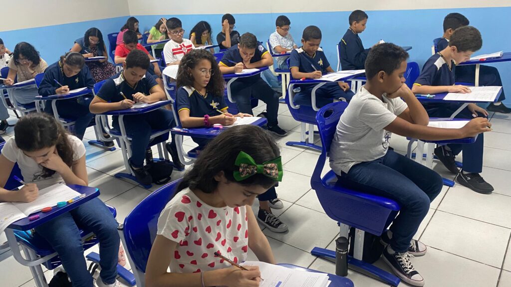 Alunos em sala de aula fazendo a prova da OCE