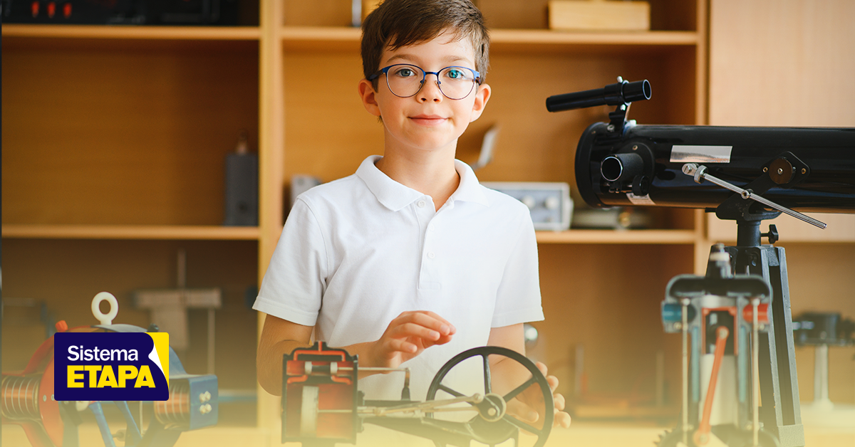 Jovem estudante participando de competição de física no Torneio Internacional de Jovens Físicos IYPT com equipamentos científicos.