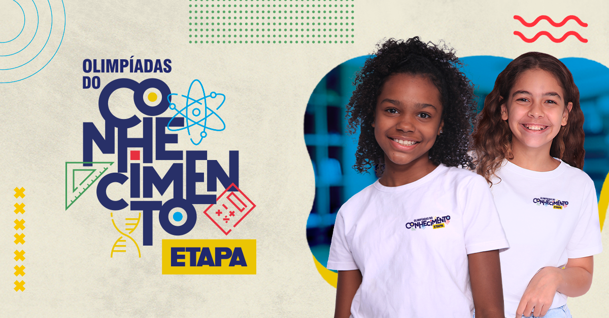 Duas crianças sorridentes usando camisetas da Olimpíadas do Conhecimento, promovendo educação e ciência na etapa escolar, neste evento que incentiva o aprendizado.
