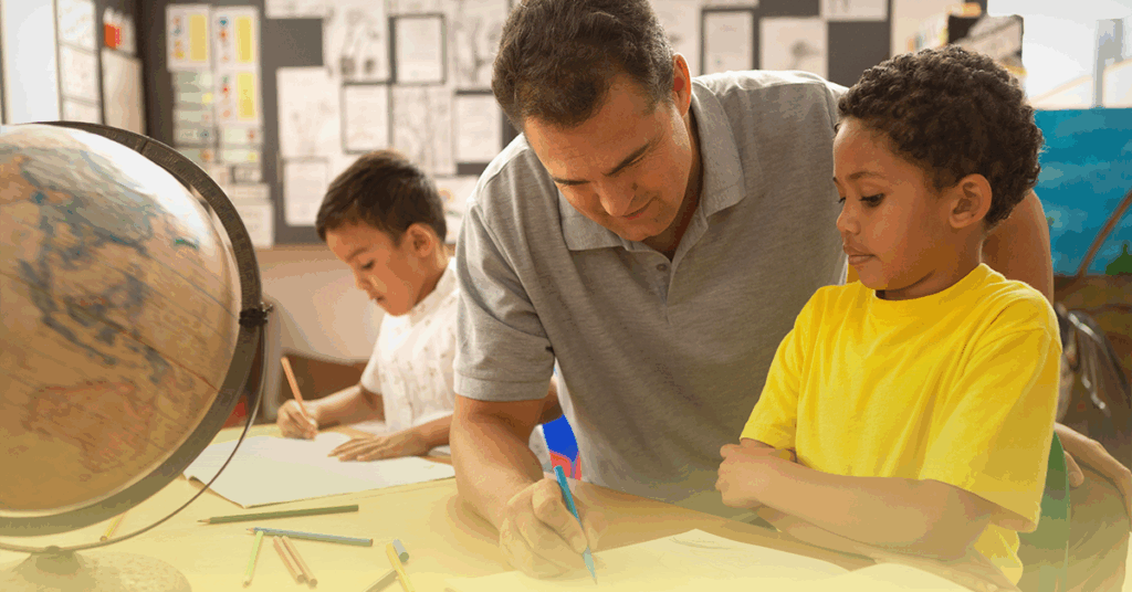 Professor auxiliando aluno na atividade em sala de aula.